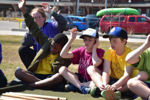 Participants plongés dans les jeux autochtones