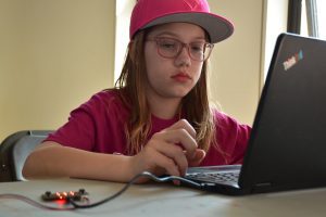 Une élève devant son ordinateur participant à l'atelier Micro:bit