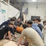 Éléves de la verendrye en tain de construire leur canot dans leur atelier avec Christian pilon