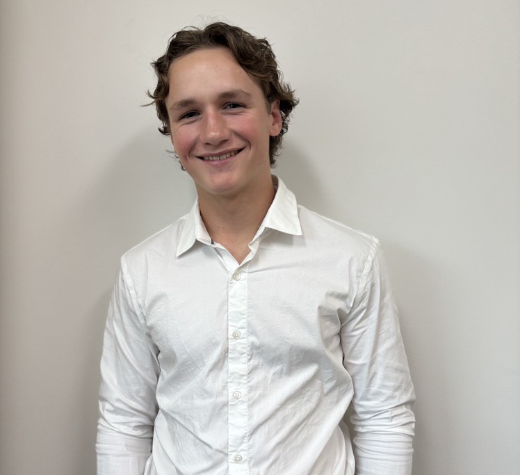 Jeune élève homme avec chemise blanche souriant conseiller au conseil scolaire Aurores boréales