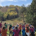 Les élèves suivants les mouvements des bras de Christian pilon en plein air