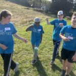 Un groupe d'élèves appartenant à l'équipe des bleus en activité de communication, collaboration
