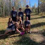 coureurs de fond souriants dans la forêt