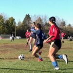 Joueuse soccer fille de ESC de La Vérendrye en plein action sur le terrain