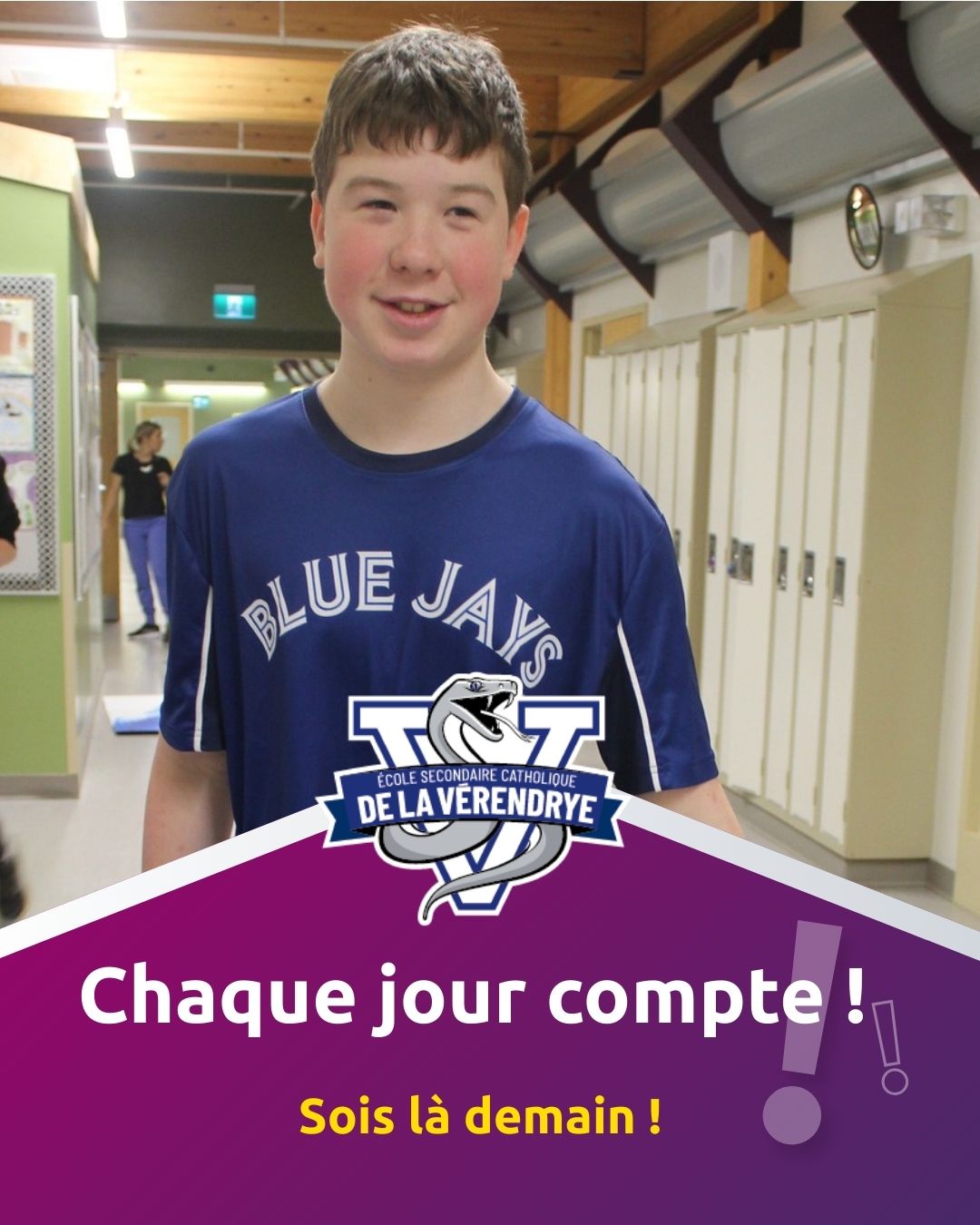 élève de la Vérendrye habillé en chandail blue jays dans prenant une pose photo dans au sein de l'école