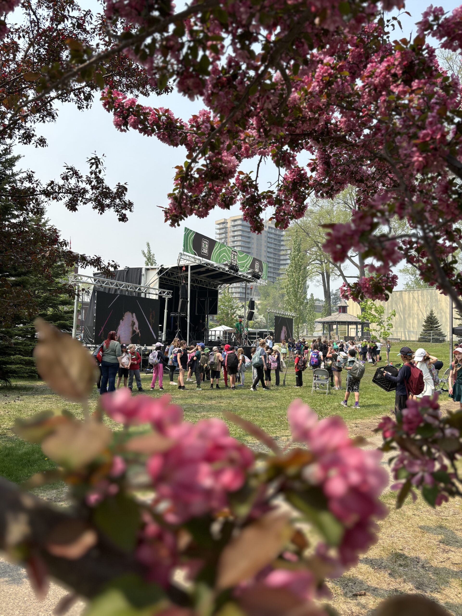 Élèves école de la vérendrye Thunder bay entrain de jouer sur scène du festival bonjour Thunder bay